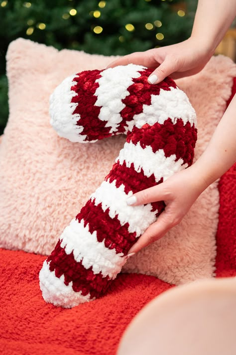 Crochet Candy Cane, Candy Cane Pillow, Crochet Candy, Crochet Pillow Patterns Free, Crochet Mittens Pattern, Christmas Crochet Patterns Free, Christmas Crochet Pattern, Confection Au Crochet, Crochet Xmas