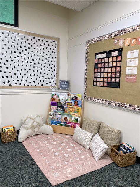 Quiet Area In Classroom, Classroom Library Corner Ideas, Library Corner Preschool, Cosy Corner Classroom, Class Reading Corner Ideas, Reading Corner Year 1, Classroom Relaxation Corner, Preschool Classroom Cozy Corner Ideas, Simple Reading Corner Classroom