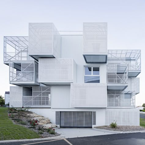 White irregularly stacked boxes form social housing in France by Poggi  More Modern Minimalist Facade, Hybrid Restaurant, Minimalist Facade, Module Architecture, Office Architecture Design, Box Architecture, Module Design, Modular Housing, Commercial And Office Architecture