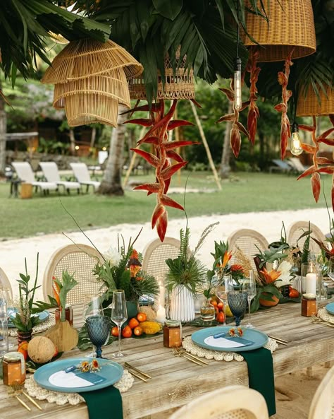 Tropical Theme Dinner Party, Beach Bar Wedding Decor, Tropical Theme Photo Booth, Chic Tiki Party, Palm Table Decor, Brazilian Themed Party, Tropical Fruit Tablescape, Tropical Christmas Wedding, Tropical Style Wedding