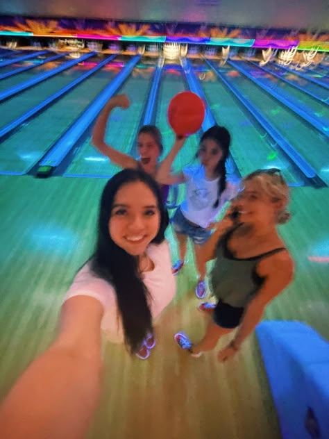 Thing To Do In The Summer With Friends, Summer To Do Aesthetic, Summer Pic Ideas With Friends, Bowling Bday Party, Summer Friend Group Activities, Water Park With Friends, Bowling With Friends Aesthetic, Girl Activities Aesthetic, Aesthetic Bowling Pictures