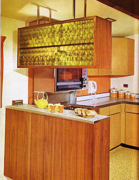 From the Practical Encyclopedia of Good Decorating and Home Improvement. 60s Kitchen, 70s Interior Design, 1960s Kitchen, 70s Kitchen, 1960s Home, 70s Interior, Kitchen Retro, Living Tv, 70s Home