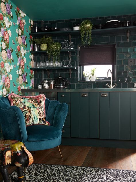 Maximalist bolthole reveal – Sophie Robinson Sims 4 Maximalist, Emerald Green Cabinets, Maximalist Room Decor, Gold Modern Kitchen, Kitchen Interior Ideas, Matte Black Kitchen, Grey Kitchen Designs, Emerald Green And Gold, Maximalist Interior