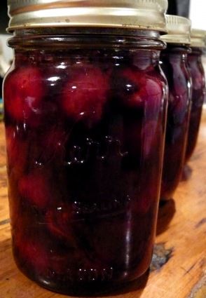 How To Make Maricino Cherries, Mari Chino Cherry Recipes, Homemade Maraschino Cherries, Pickle Veggies, Canning Juice, Canning Cherries, Drunken Cherries, Maraschino Cherries Recipes, Water Canning