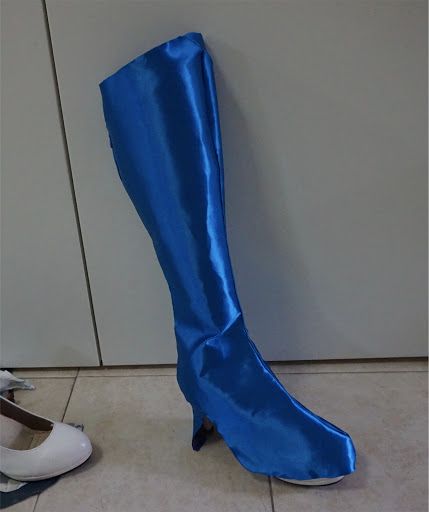 How to make Boots cover with Non-stretchy cloth Diy Gogo Boots, How To Cover Boots With Fabric, Costume Shoe Covers, Sailor Mercury Cosplay, Cosplay Crafting, Sailor Moon Pose, How To Make Boots, Diy Boots, Elizabeth Cosplay