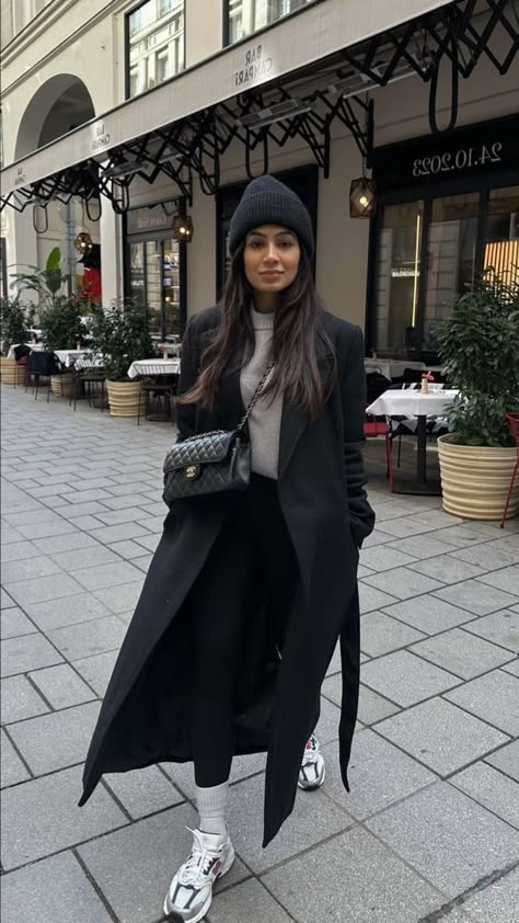 Ny Winter Fashion, New York Christmas Outfits, Ny Winter, Cool Street Style, Winter Fashion Ideas, Nyc Winter, Nyc Outfits, New York Outfits, Long Black Coat