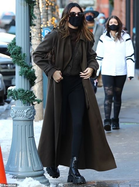 Kendall Jenner Outfits Winter, Kendall Jenner Winter Outfits, Aspen Outfit Winter, Outfits With Grey Cardigan, Kendall Jenner Outfits Casual, Snow Outfit, Aspen Colorado, Kendall Jenner Outfits, Kendall And Kylie Jenner