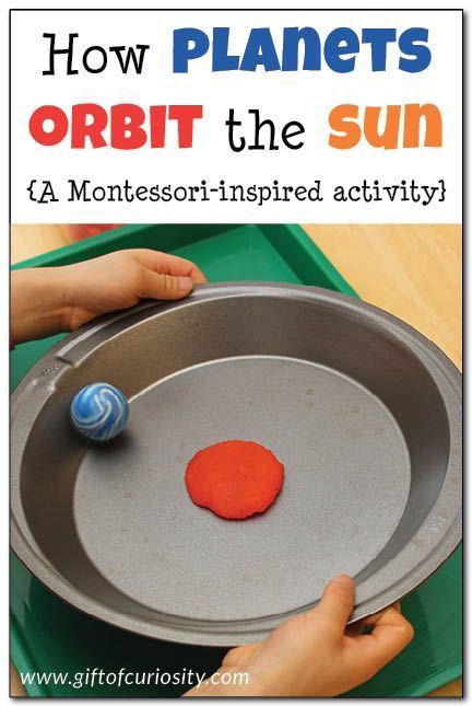 How planets orbit the sun: This super simple Montessori-inspired activity gives kids a hands-on and concrete way to understand how planets orbit the sun in a large circle || Gift of Curiosity Planets Orbit, Solar System Unit, Space Theme Preschool, Science Experience, Space Lessons, Space Preschool, Space Unit, Space Activities, Space Projects