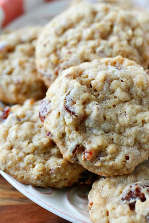 Oatmeal Date Cookies that are chewy and soft in the center but crispy on the edges! The perfect oatmeal cookie filled with chewy dates and crunchy pecans. Dried Date Pieces Recipes, Dried Dates Recipes, Oatmeal Date Cookies, Date Recipes Desserts, Perfect Oatmeal, Holiday Baking List, Date Cookies, Baking List, Oatmeal Cookies Chewy