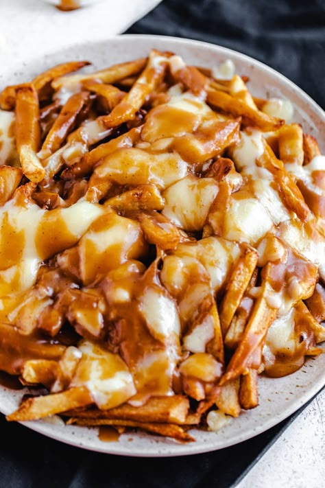 Canadians, Americans and people around the world, gather around and let me show you how to make Authentic Canadian Poutine with my absolute FAVOURITE poutine recipe! | queensleeappetit.com Canadian Dishes Dinners, Poutine Fries Recipe, Chicken Poutine Recipe, Poutine Gravy Recipe, Poutine Food, Canadian Food Recipes, Poutine Gravy, Poutine Recipes, Canadian Poutine