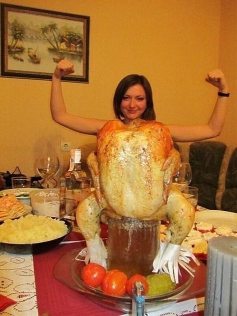 Funny Turkey Pictures, Thanksgiving Funnies, Turkey Pictures, Photography Funny, Forced Perspective, Perspective Photography, Funny Turkey, Perfectly Timed Photos, Belly Laughs