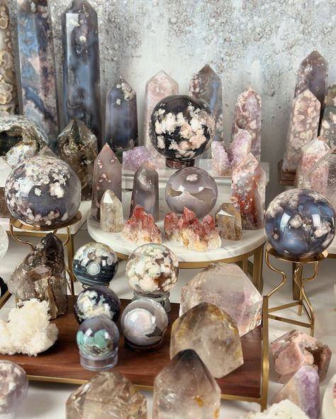 Speechless of the beauty of this table! ✨🙈 #crystals #interstellarconnection Crystal Retail Display Ideas, Crystal Collection Aesthetic, Statement Crystals, Crystal Collection Display, Crystals For Home, Display Crystals, Crystal Business, Crystal Room Decor, Raw Eggs