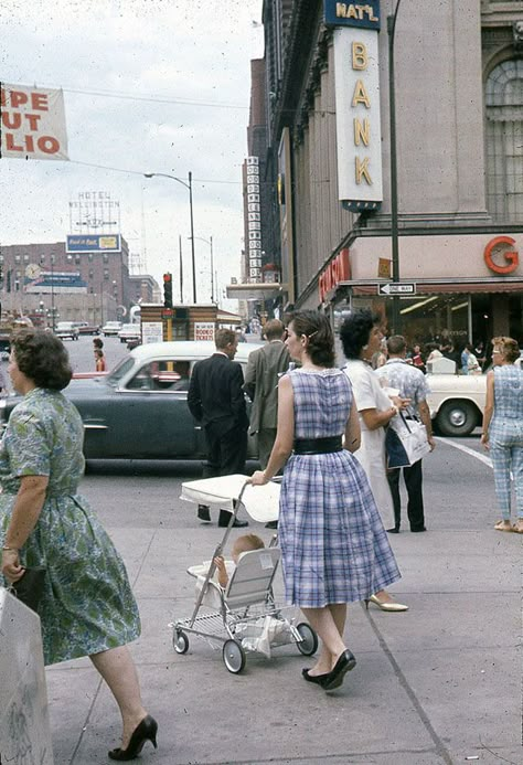 1950s Life, Everyday Life Photography, 50s Aesthetic, 60s Aesthetic, Vintage Lifestyle, Vintage Life, Vintage Portraits, 1960s Fashion, 60s Fashion