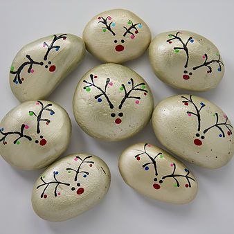 Christmas Rock Painting, Christmas Pebble Art, Diy Christmas Paintings, Rock Animals, Christmas Rocks, Rock Painting Tutorial, Santa's Reindeer, Painted Rock Animals, Diy Rock Art