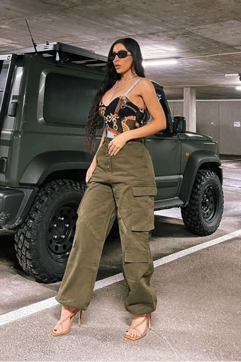 The Hero Archetype In Style And Personal Wardrobe Oversized Cargo Pants, High Waisted Cargo Pants, Cargo Outfit, Cargo Pants Outfits, Cargo Pants Outfit, Chic Pants, Green Cargo Pants, Green Cargo, Pants Outfits