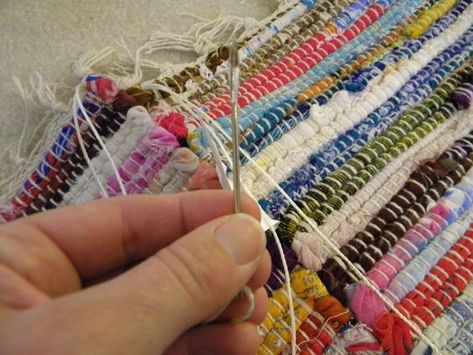 Rug Weaving Loom, Diy Rag Rug, Diy Loom, Rag Rug Diy, Rag Rug Tutorial, Braided Rag Rugs, Rug Loom, Rug Tutorial, Thrifty Thursday