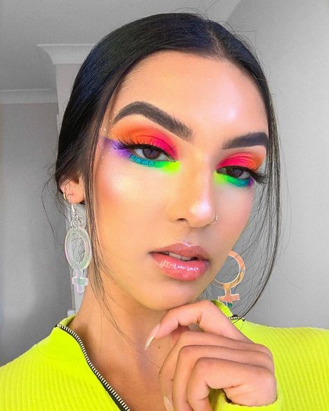 PRIDE MONTH 🏳️‍🌈 Prepare yourself for an influx of rainbow looks ✨ Everybody say LURV ❣️ _ Using: @anastasiabeverlyhills Riveria Palette,… Bright Makeup Looks, Party Eye Makeup, Make Carnaval, Make Up Designs, Neon Makeup, Bright Makeup, Pride Makeup, Rave Makeup, Rainbow Makeup