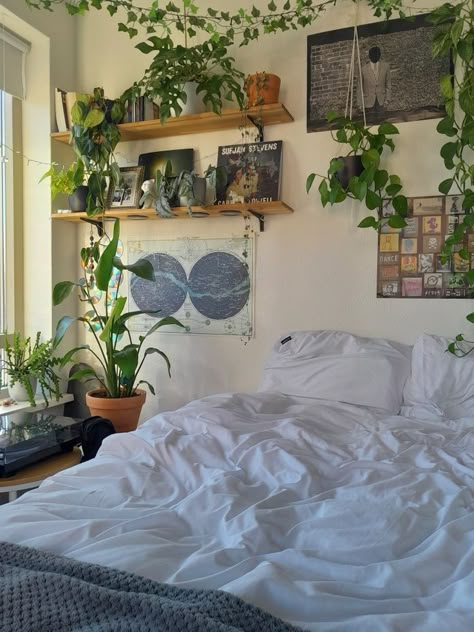 Cottage Core Bedroom Minimalist, Forest Aesthetic Apartment, Nature Aesthetic Bedroom Vintage, Artsy Room Inspiration, Nature Vibe Bedroom, Artsy Bedroom Aesthetic Vintage, Music Aesthetic Apartment, Plants And Posters Bedroom, Forestry Room Aesthetic