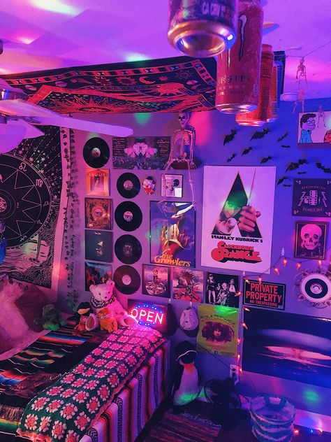 Indie Room Ideas, Grunge Bedroom, Indie Bedroom, Trippy Room, Cool Room Decor, Hippie Room Decor, Hippy Room, Chill Room, Neon Room