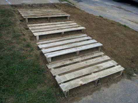 Pallet Pathway Ideas, Pallet Pathway, Pallet Steps, Pallet Stairs, Pathway Ideas, Landscape Stairs, Backyard Walkway, Pallet Racking, Outdoor Walkway