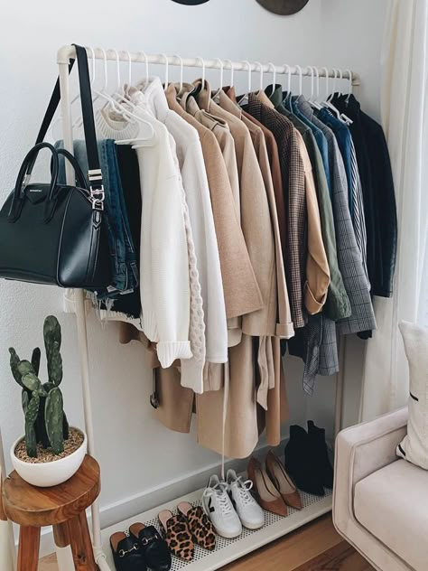 Minimal Closet, Minimalist Wardrobe Capsule, Neutral Capsule Wardrobe, Classic Capsule Wardrobe, Capsule Wardrobe Work, Capsule Wardrobe Ideas, Minimal Wardrobe, Capsule Wardrobe Essentials, Minimalist Closet