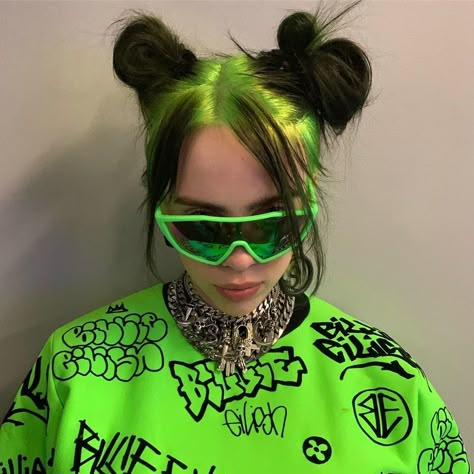 Billie Eilish’s Slime Green Hair, Beyoncé’s Braids, and More of This Week’s Best Beauty on Instagram Photos | W Magazine Hair Color Unique, Billie Eyelash, Billie Eillish, Grunge Look, Kate Beckinsale, Unique Hairstyles, Grunge Hair, Dolly Parton, 인물 사진