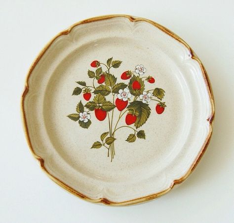 Strawberry Plate, Strawberry Dishes, Strawberry Stuff, Strawberry Aesthetic, Strawberry Kitchen, Strawberry Design, Vintage Strawberry, Cottage In The Woods, Strawberry Fields