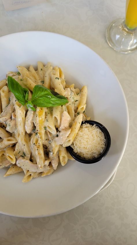 This is a chicken Alfredo pasta that I ate at a restaurant and it was so tasty Pasta Restaurants, White Sauce Pasta, Cream Pasta, Chicken Alfredo Pasta, Restaurant Dishes, Alfredo Pasta, Chicken Alfredo, A Chicken, Chicken Pasta