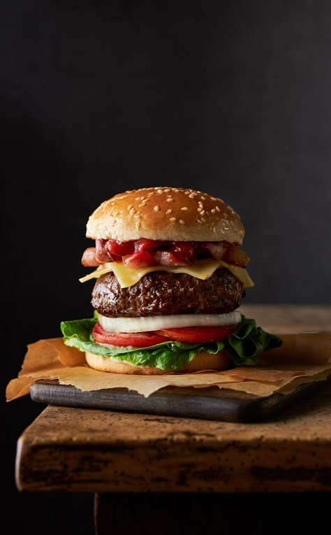 Hamburger Photography Food Styling, Burger Styling, Junk Food Photography, Burger Food Photography, Burger Photoshoot, Salad Photography, Danish Cuisine, Burger Photography, Meat Burger