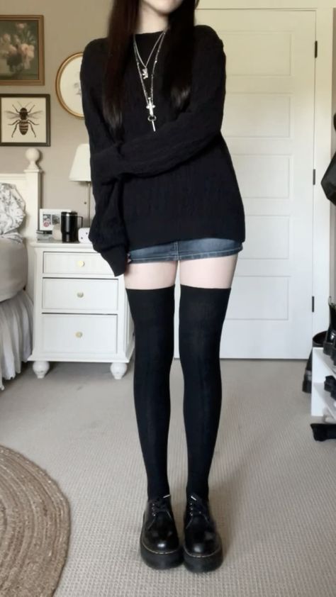 Edgy Fits Grunge, Oversized Sweater Fall Outfits, Sweater Socks Outfit, Outfit Ideas Simple School, Style Thigh High Socks, Did Marten Outfits, Fall Outfit Alt, 2014 Fall Tumblr Aesthetic, Shorts And Thigh Highs