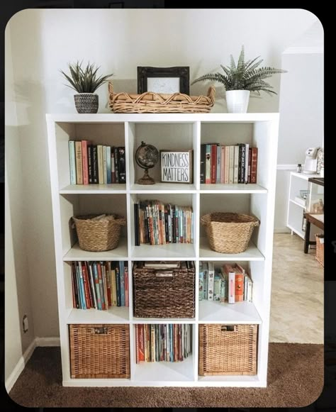 Kallax Ikea Decor, Kallax Design Ideas, Kallax Shelf Styling, Bookshelves Organization Ideas, Kallax Books, Book Storage Aesthetic, Ikea Shelf Decor Ideas, Kallax Styling Living Room, Kallax Decor Ideas