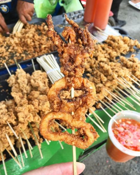 Filipino Foodie : 25 of the Best Filipino Street Foods - Traveler Door Filipino Foods Aesthetic, Streetfood Aesthetic, Filipino Snacks, Filipino Street Food, Street Food Market, Filipino Foods, Philippines Food, Asian Street Food, Street Foods