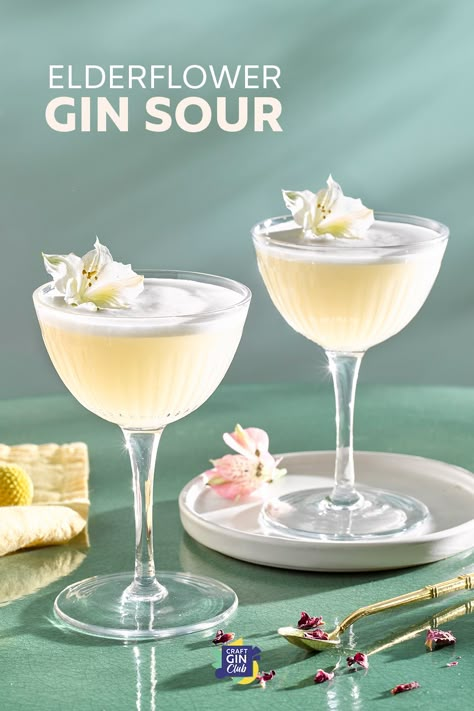 Cocktail Sour Recipe, Gin Sour Cocktails, Best Gin Cocktails Recipe, Gin Blossom Cocktail, Cool Cocktails Recipes, Gin And Elderflower Cocktail, Simple Cocktails Recipes, Elderflower Gin Cocktail, Elderflower Mocktail Recipe