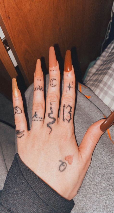 4 Letter Words Tattoo Fingers, Women's Finger Tattoos, Edgy Hand Tattoos For Women, Nuckle Tats Girl, Edgy Finger Tattoo, 13 Finger Tattoo, Female Knuckle Tattoos, Hand Tattoos For Women Fingers, Hand Tattoos Baddie