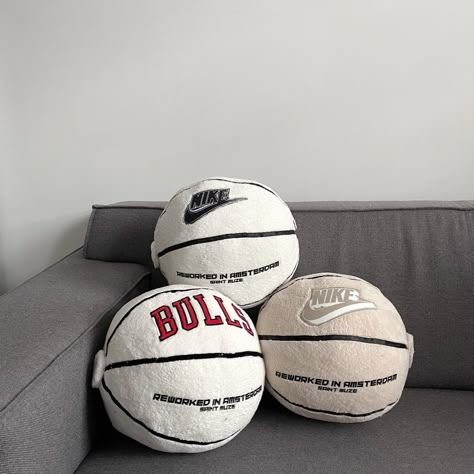 Reworked Basketball pillows made out of leftover towels and blankets mixed with rest vintage Basketball Pillow, Sneakerhead Room, Zimmer Diy, Basketball Room, Desain Quilling, Future Apartment Decor, Cute Bedroom Decor, Cozy Room Decor, Room Deco