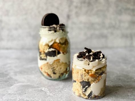 Cake Jar Ideas, Cake In A Jar Recipe, Brownie Squares, Trending Desserts, Mason Jar Cakes, Jar Cakes, Jar Cake, Cookies In A Jar, Different Kinds Of Cakes