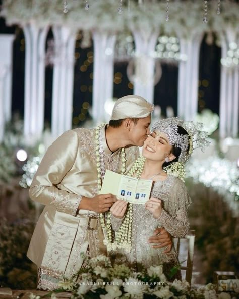 Akad Nikah Photography, Foto Akad, Pose Foto Pernikahan, Siger Sunda, Wedding Photography Detail Shots, Pose Pengantin, Javanese Wedding, Pose Wedding, Moodboard Wedding