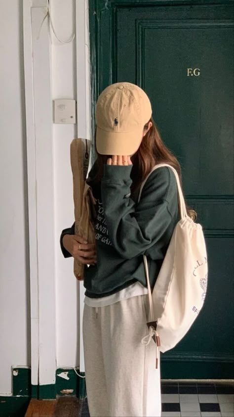 Korean Baseball Cap Outfit, Korean Cap Outfit, Studying Outfits, Baseball Cap Outfits For Women, Baseball Cap Outfit Winter, Casual Baseball Cap Outfit, Baseball Cap Outfit, Korean Fits, Cap Outfit