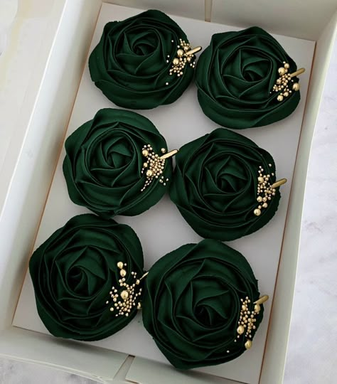 Emerald Green Wedding Treats, Emerald Theme Birthday Party, Emerald Quinceanera Theme Cake, Emerald Green Gold Wedding Theme, Emerald Green Cupcakes Weddings, Emerald Green And Gold Desserts, Green And Gold Party Favors, Emerald Green Deserts, Black And Dark Green Wedding Cake