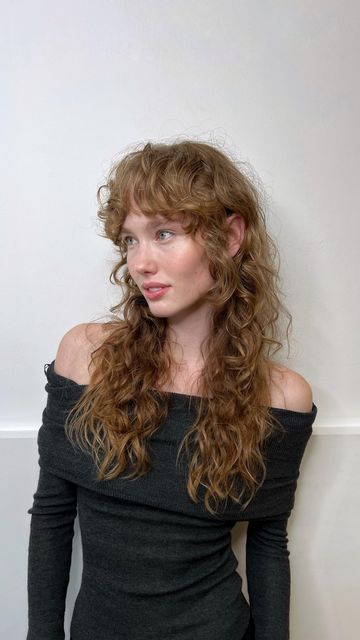 Wavy Hair With Lots Of Layers, 70s Shag Wavy Hair, Fairycore Haircuts, Shag Mullet Curly Hair Long, Curly Wolfcut Women, Face Framing Long Curly Hair, How To Finger Curl Your Hair, Haircut For 2c Hair, Shag Hairstyles Long Curly