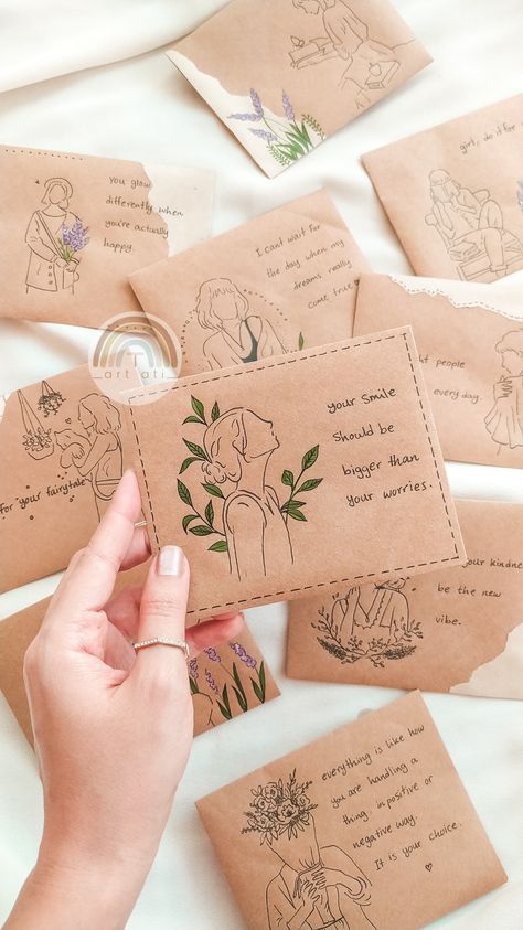 Packaging ideas Packaging Design Envelope, Painting On Envelopes, Envelope Letter Design, Envelope Creative Design, Cute Letter Envelope Ideas, Creative Envelope Ideas, Envelope Art Drawing, Envelope Aesthetic, Aesthetic Envelope