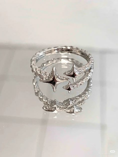 Cool Silver Jewelry, Belongings For Dr, Aesthetic Ring, Edgy Jewelry, Golden Trio, Jewelry Accessories Ideas, Dope Jewelry, Classy Jewelry, Fancy Jewellery