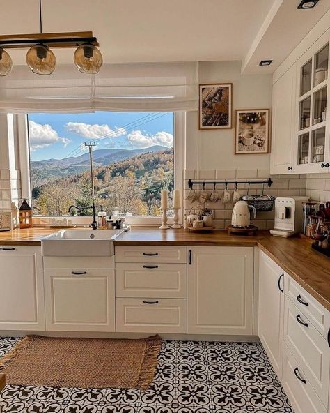 Small Kitchen Decor, Farmhouse Kitchen Design, Country Kitchen Decor, House Design Kitchen, Kitchen Inspiration Design, Farmhouse Style Kitchen, Dream House Interior, Cozy Room, White Cabinets