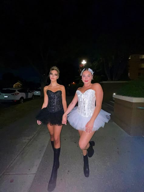 Swan Lake Duo Costume, Black And White Swan Costume Aesthetic, Black Swan Halloween Outfit, Hallow Ween Costume, Fallen Angles Halloween Costumes, Black Swan Aesthetic Costume, Hannah Harrell Black Swan, Black Dress Costumes Halloween, White Swan Black Swan Halloween Costume