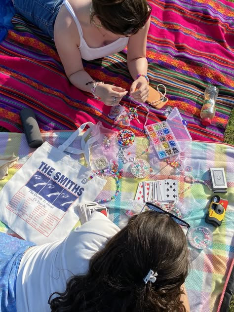 Summer Camp Friendship Bracelets, Friendship Bracelets Making Aesthetic, Making Bracelets With Friends, Friendship Bracelets Beads Aesthetic, Chill Summer Aesthetic, Bracelet Making Aesthetic, Bracelet Making Party, Friendship Bracelet Aesthetic, Friendship Bracelets Aesthetic