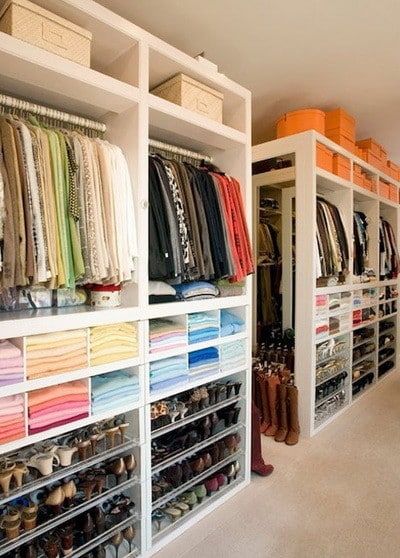 40 Amazing Walk In Closet Ideas And Organization Designs_20 Organizing Walk In Closet, Lots Of Clothes, Master Closet Design, Shoes Closet, Dressing Room Closet, Walking Closet, Desain Pantry, Dream Closet Design, Walk In Closet Design