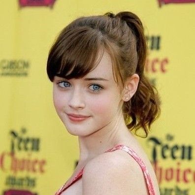 Alexis Bledel Makeup, Rory With Bangs, Alexis Bledel Bangs, Rory Makeup, Rory Gilmore Short Hair, Alexis Bledel 2000s, Rory Gilmore Makeup, Rory Gilmore Bangs, 2000s Actresses