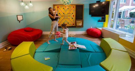 Gone are the days of blank walls and hand-me-down toys. Like the luxury apartments that surround them, children’s playrooms have become carefully designed affairs. Modern Daycare Design, Modern Daycare, Daycare Design Ideas, New York Studio Apartment, Play Therapy Office, Kindergarten Classroom Themes, Kids Church Rooms, Garage Playroom, Sensory Gym