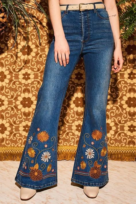 The Hippie Shake, Hippie Jeans, 70s Jeans, Flower Jeans, Estilo Hippy, Denim Flare Jeans, Dream Style, Jeans Diy, Embroidered Denim