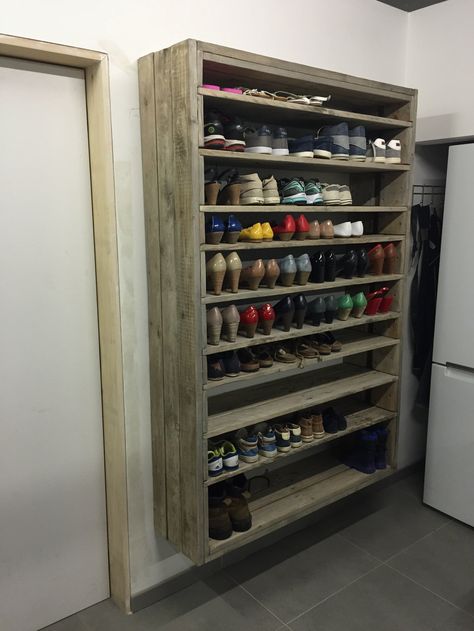 #PalletShoeRack, #RecycledPallet Rak Sepatu Diy, Diy Shoe Rack Ideas, Shoe Rack Ideas, Pallet Shoe Rack, Diy Shoe Rack, Smart Tiles, Diy Shoe, Decor Ikea, Pallet Shelves